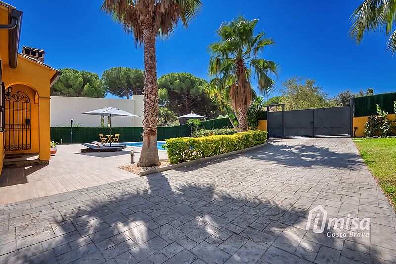 Encisadora casa independent completament reformada amb piscina i jardí a Vescomtat de Cabanyes, Calonge
