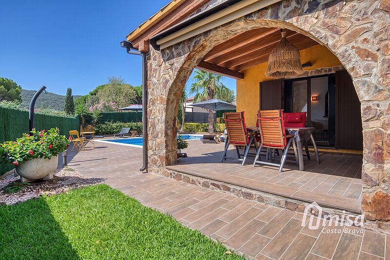 Encisadora casa independent completament reformada amb piscina i jardí a Vescomtat de Cabanyes, Calonge
