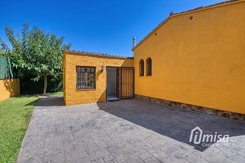 Encisadora casa independent completament reformada amb piscina i jardí a Vescomtat de Cabanyes, Calonge