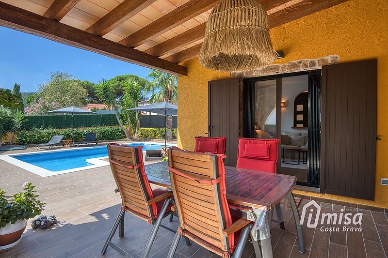 Encisadora casa independent completament reformada amb piscina i jardí a Vescomtat de Cabanyes, Calonge