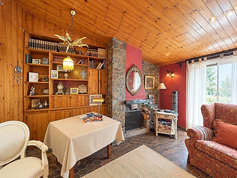 UNE MAISON DE CARACT&Egrave;RE, CHARG&Eacute;E D HISTOIRE, AU C&OElig;UR DE CALONGE