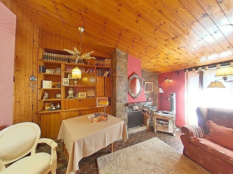 A HOUSE WITH HISTORY AND SOUL IN THE HEART OF CALONGE