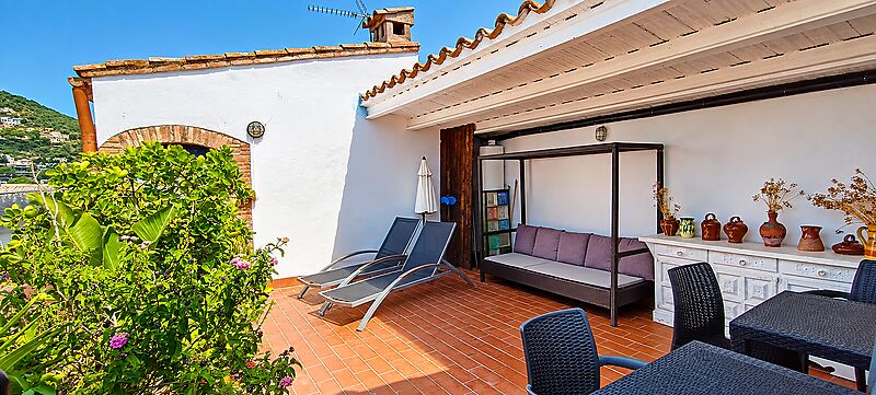 A HOUSE WITH HISTORY AND SOUL IN THE HEART OF CALONGE