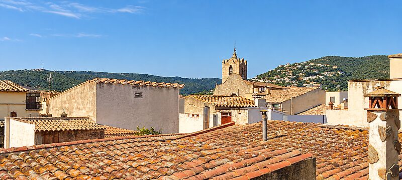 A HOUSE WITH HISTORY AND SOUL IN THE HEART OF CALONGE