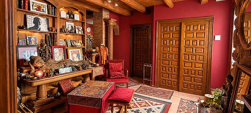 A HOUSE WITH HISTORY AND SOUL IN THE HEART OF CALONGE