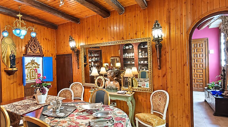 A HOUSE WITH HISTORY AND SOUL IN THE HEART OF CALONGE