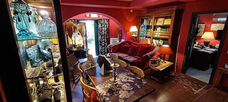 A HOUSE WITH HISTORY AND SOUL IN THE HEART OF CALONGE