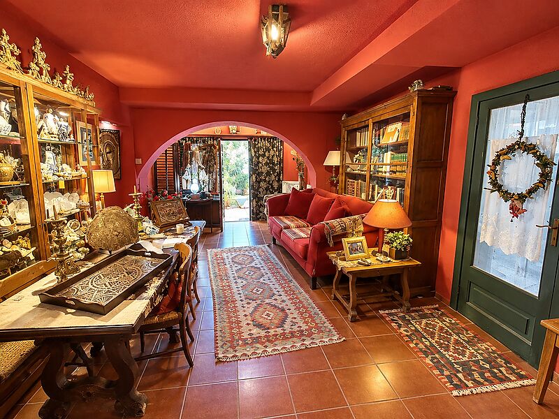 A HOUSE WITH HISTORY AND SOUL IN THE HEART OF CALONGE