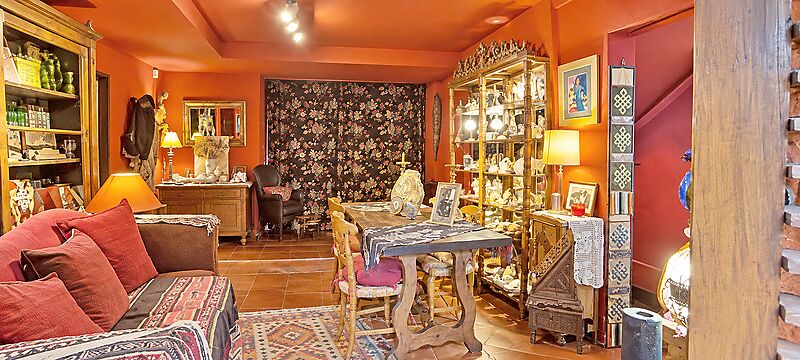A HOUSE WITH HISTORY AND SOUL IN THE HEART OF CALONGE