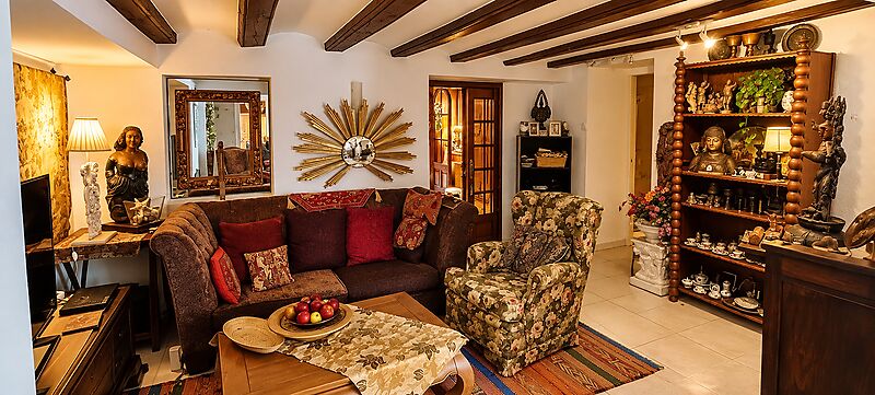 A HOUSE WITH HISTORY AND SOUL IN THE HEART OF CALONGE