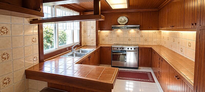 A HOUSE WITH HISTORY AND SOUL IN THE HEART OF CALONGE