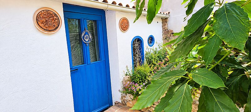 A HOUSE WITH HISTORY AND SOUL IN THE HEART OF CALONGE