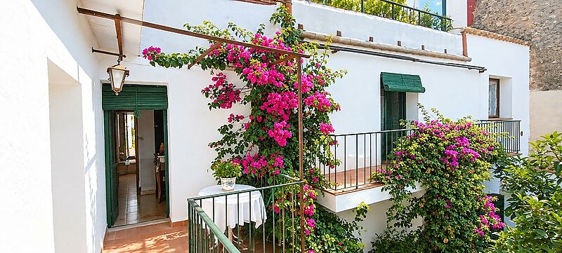 A HOUSE WITH HISTORY AND SOUL IN THE HEART OF CALONGE