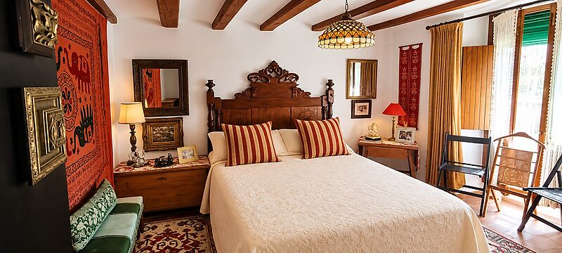 A HOUSE WITH HISTORY AND SOUL IN THE HEART OF CALONGE