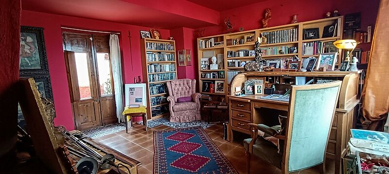 A HOUSE WITH HISTORY AND SOUL IN THE HEART OF CALONGE
