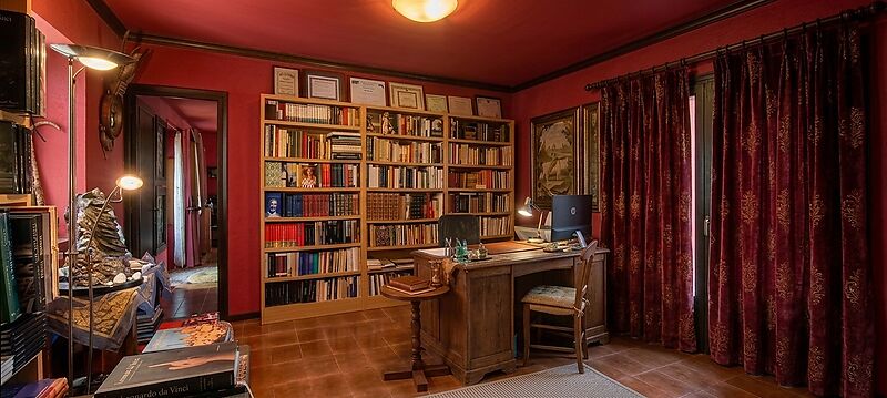A HOUSE WITH HISTORY AND SOUL IN THE HEART OF CALONGE
