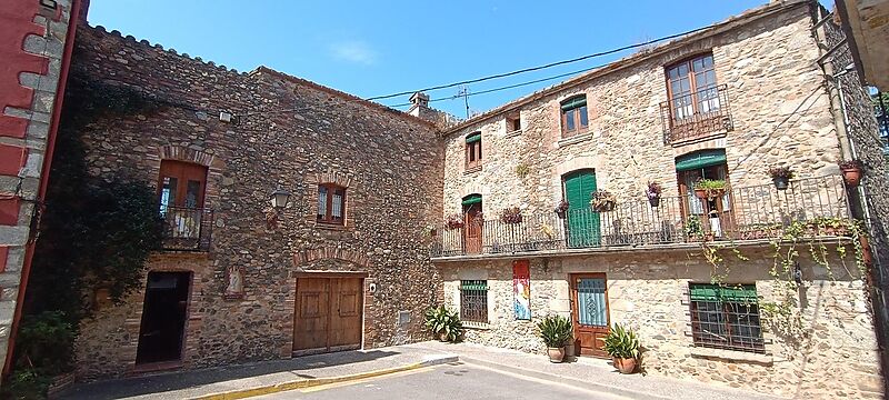 A HOUSE WITH HISTORY AND SOUL IN THE HEART OF CALONGE