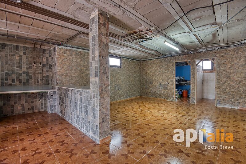 Дом с 6 спальнями, бассейном и садом в Калонже