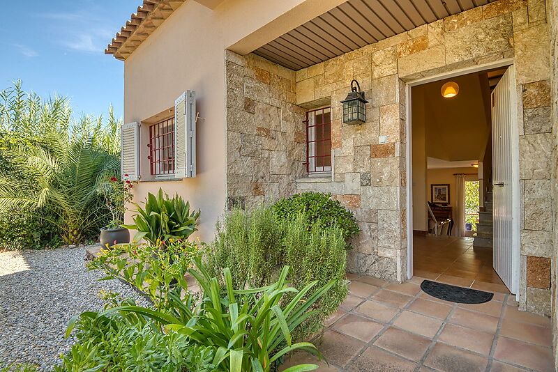 Exclusiva Apialia Costa Brava. Casa adosada de 131 m en venta en una zona privilegiada de S'Agaró, con 3 habitaciones dobles, 2 baños completos, jard