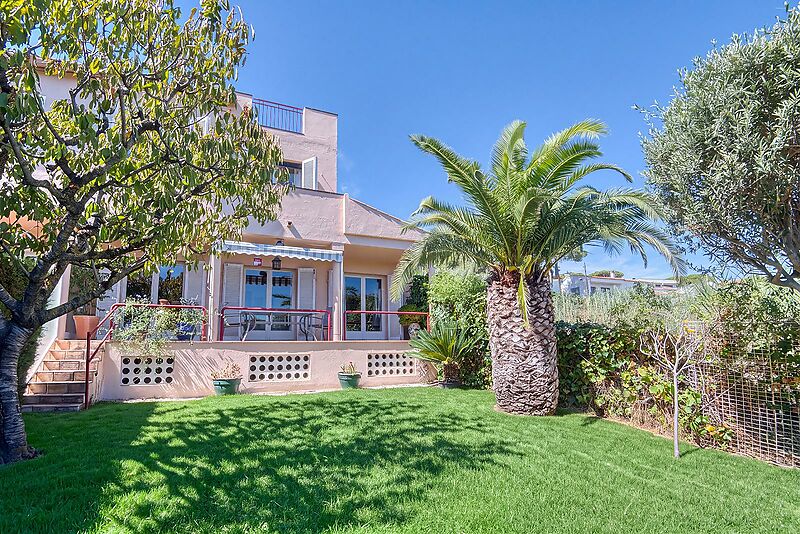 Exclusiva Apialia Costa Brava. Casa adosada de 131 m en venta en una zona privilegiada de S'Agaró, con 3 habitaciones dobles, 2 baños completos, jard