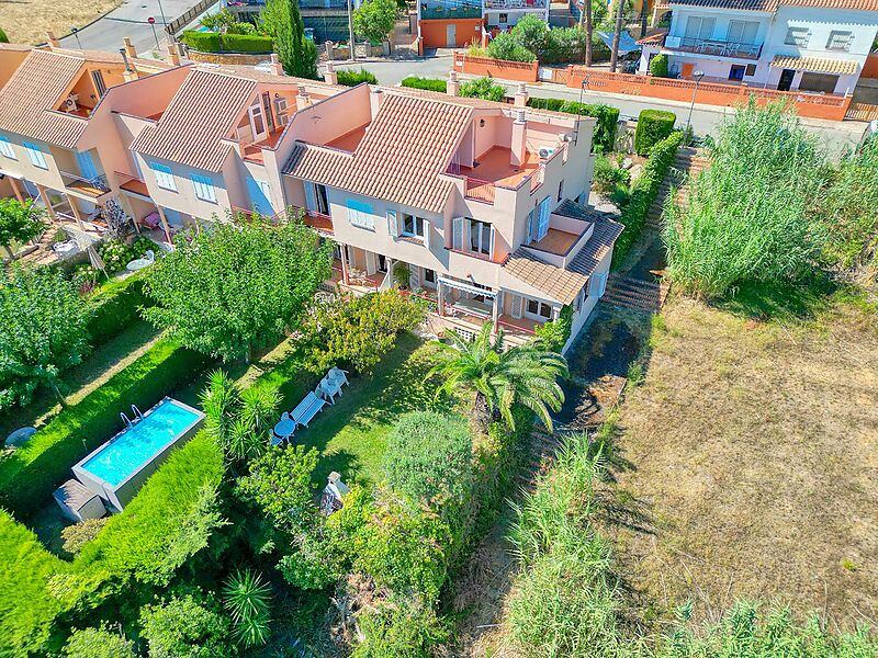 Exclusiva Apialia Costa Brava. Casa adosada de 131 m en venta en una zona privilegiada de S'Agaró, con 3 habitaciones dobles, 2 baños completos, jard