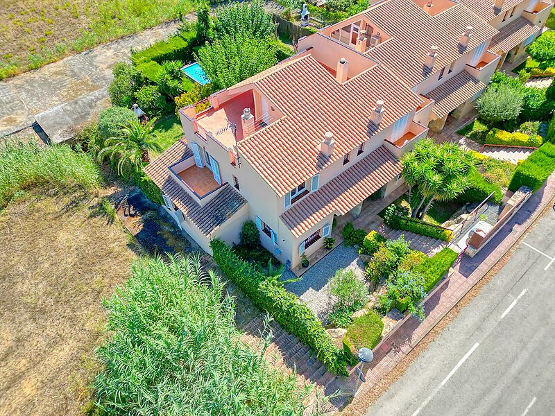Exclusiva Apialia Costa Brava. Casa adosada de 131 m en venta en una zona privilegiada de S'Agaró, con 3 habitaciones dobles, 2 baños completos, jard