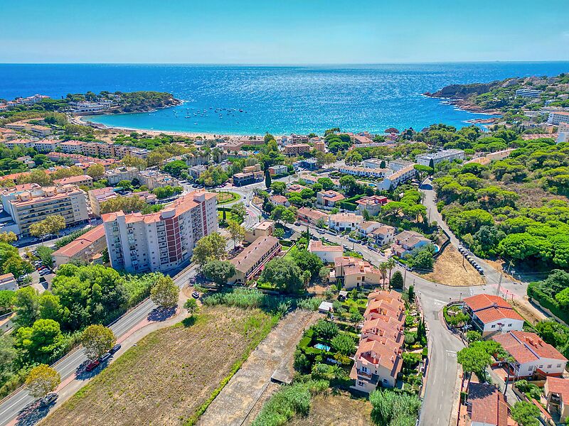 Exclusiva Apialia Costa Brava. Casa adosada de 131 m en venta en una zona privilegiada de S'Agaró, con 3 habitaciones dobles, 2 baños completos, jard