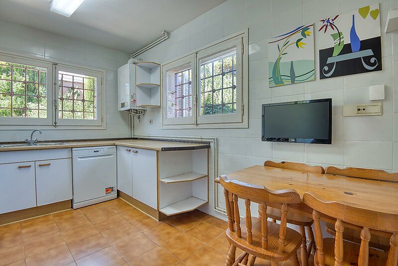 Exclusiva Apialia Costa Brava. Casa adosada de 131 m en venta en una zona privilegiada de S'Agaró, con 3 habitaciones dobles, 2 baños completos, jard