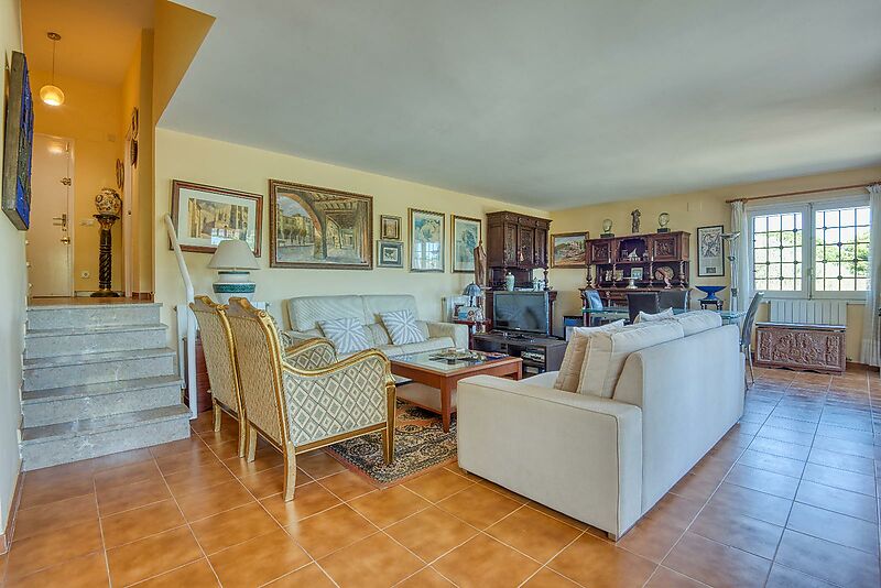Exclusiva Apialia Costa Brava. Casa adosada de 131 m en venta en una zona privilegiada de S'Agaró, con 3 habitaciones dobles, 2 baños completos, jard