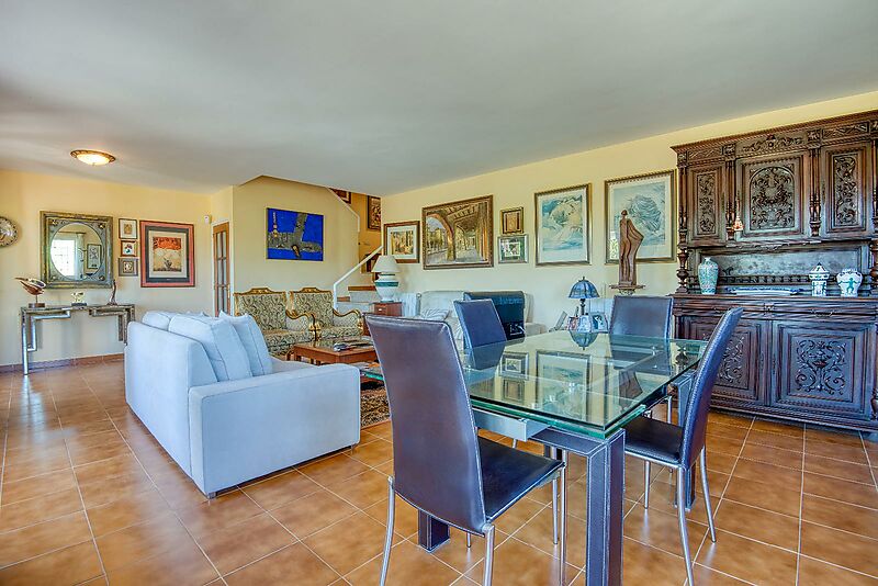 Exclusiva Apialia Costa Brava. Casa adosada de 131 m en venta en una zona privilegiada de S'Agaró, con 3 habitaciones dobles, 2 baños completos, jard