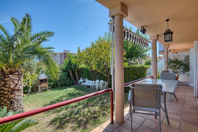 Exclusiva Apialia Costa Brava. Casa adosada de 131 m en venta en una zona privilegiada de S'Agaró, con 3 habitaciones dobles, 2 baños completos, jard