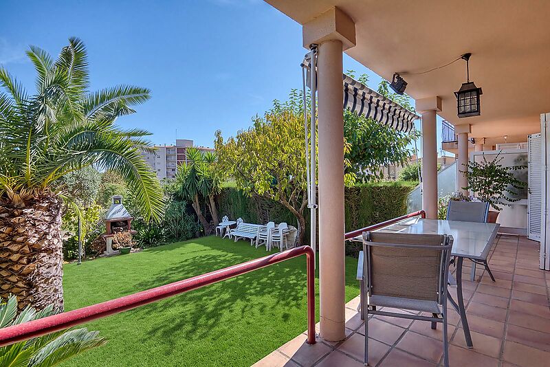 Exclusiva Apialia Costa Brava. Casa adosada de 131 m en venta en una zona privilegiada de S'Agaró, con 3 habitaciones dobles, 2 baños completos, jard
