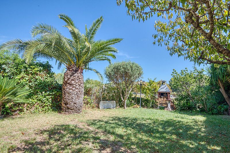 Exclusiva Apialia Costa Brava. Casa adosada de 131 m en venta en una zona privilegiada de S'Agaró, con 3 habitaciones dobles, 2 baños completos, jard