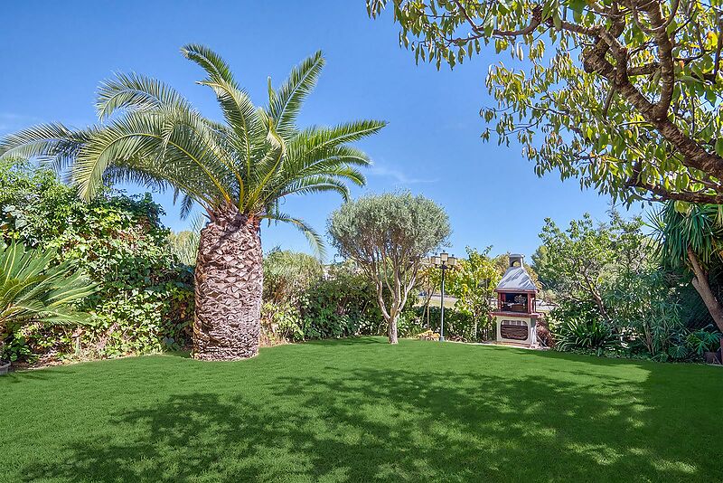 Exclusiva Apialia Costa Brava. Casa adosada de 131 m en venta en una zona privilegiada de S'Agaró, con 3 habitaciones dobles, 2 baños completos, jard