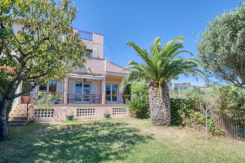 Exclusiva Apialia Costa Brava. Casa adosada de 131 m en venta en una zona privilegiada de S'Agaró, con 3 habitaciones dobles, 2 baños completos, jard