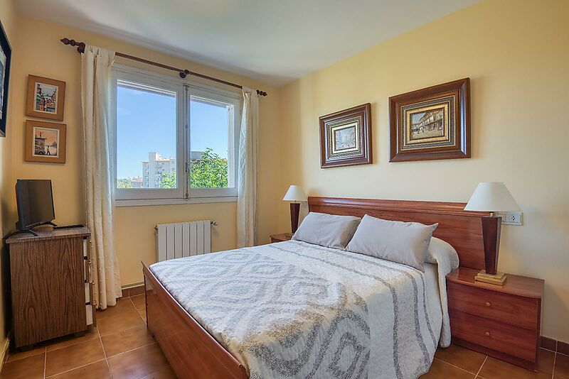 Exclusiva Apialia Costa Brava. Casa adosada de 131 m en venta en una zona privilegiada de S'Agaró, con 3 habitaciones dobles, 2 baños completos, jard