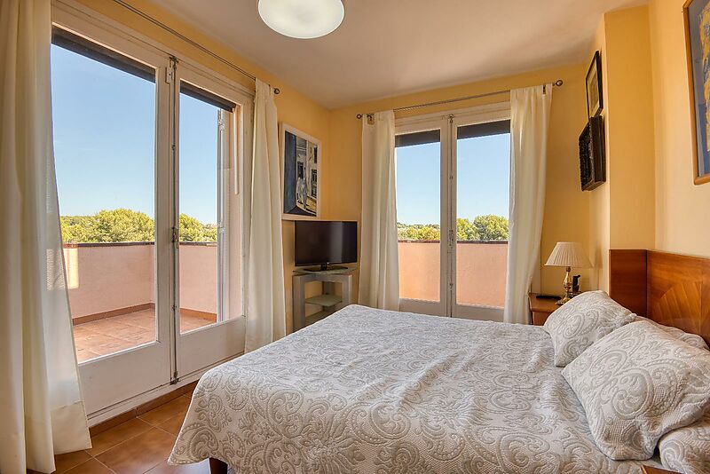 Exclusiva Apialia Costa Brava. Casa adosada de 131 m en venta en una zona privilegiada de S'Agaró, con 3 habitaciones dobles, 2 baños completos, jard