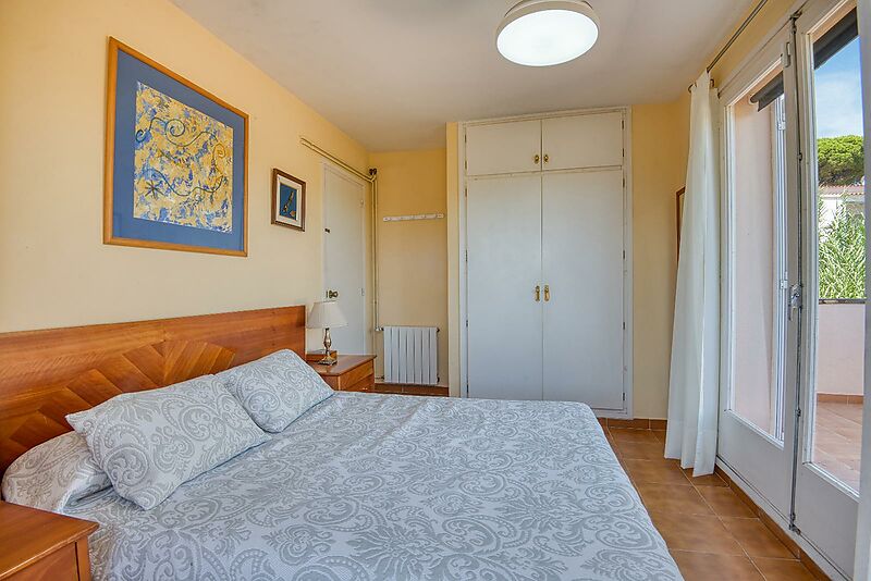 Exclusiva Apialia Costa Brava. Casa adosada de 131 m en venta en una zona privilegiada de S'Agaró, con 3 habitaciones dobles, 2 baños completos, jard