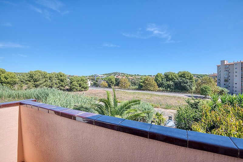 Exclusiva Apialia Costa Brava. Casa adosada de 131 m en venta en una zona privilegiada de S'Agaró, con 3 habitaciones dobles, 2 baños completos, jard