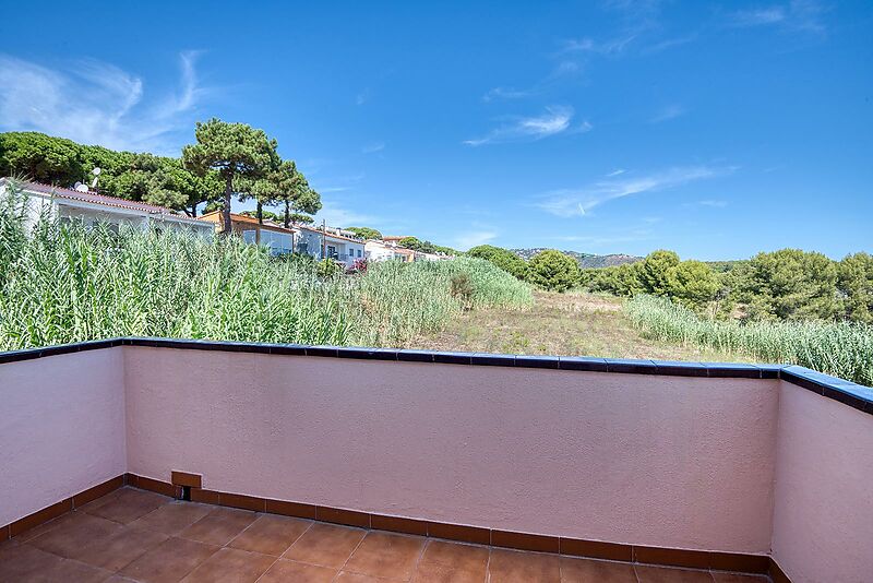 Exclusiva Apialia Costa Brava. Casa adosada de 131 m en venta en una zona privilegiada de S'Agaró, con 3 habitaciones dobles, 2 baños completos, jard