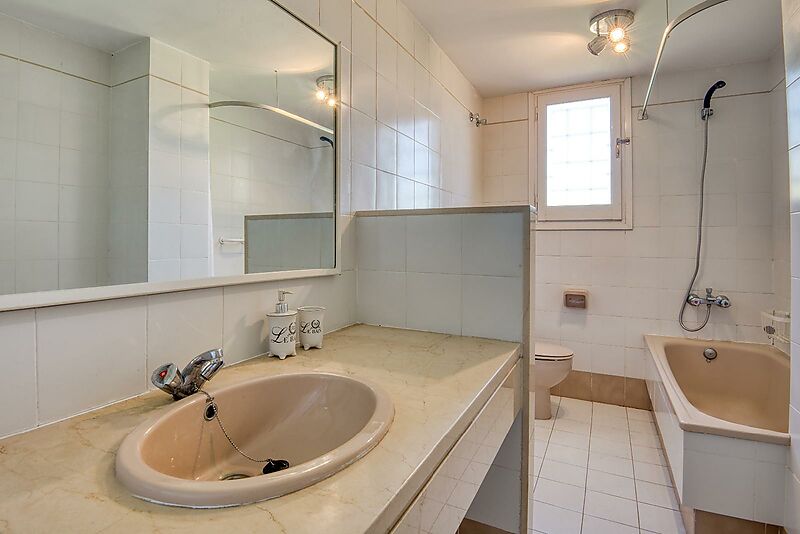 Exclusiva Apialia Costa Brava. Casa adosada de 131 m en venta en una zona privilegiada de S'Agaró, con 3 habitaciones dobles, 2 baños completos, jard