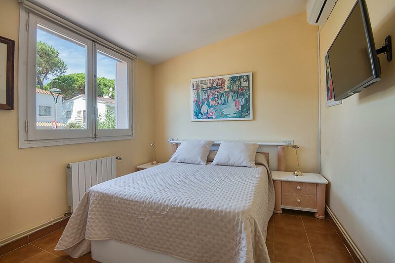 Exclusiva Apialia Costa Brava. Casa adosada de 131 m en venta en una zona privilegiada de S'Agaró, con 3 habitaciones dobles, 2 baños completos, jard