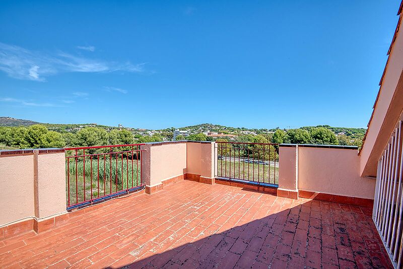 Exclusiva Apialia Costa Brava. Casa adosada de 131 m en venta en una zona privilegiada de S'Agaró, con 3 habitaciones dobles, 2 baños completos, jard