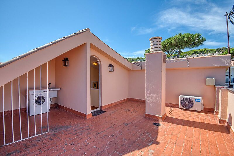 Exclusiva Apialia Costa Brava. Casa adosada de 131 m en venta en una zona privilegiada de S'Agaró, con 3 habitaciones dobles, 2 baños completos, jard