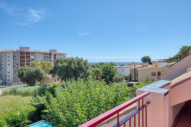 Exclusiva Apialia Costa Brava. Casa adosada de 131 m en venta en una zona privilegiada de S'Agaró, con 3 habitaciones dobles, 2 baños completos, jard