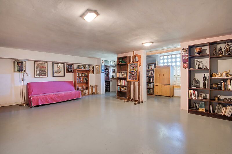 Exclusiva Apialia Costa Brava. Casa adosada de 131 m en venta en una zona privilegiada de S'Agaró, con 3 habitaciones dobles, 2 baños completos, jard