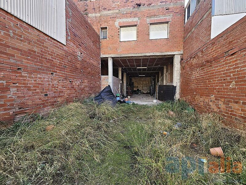 PARCEL-LA EDIFICABLE I GRAN MAGATZEN A LA ZONA DE L'AVINGUDA CATALUNYA