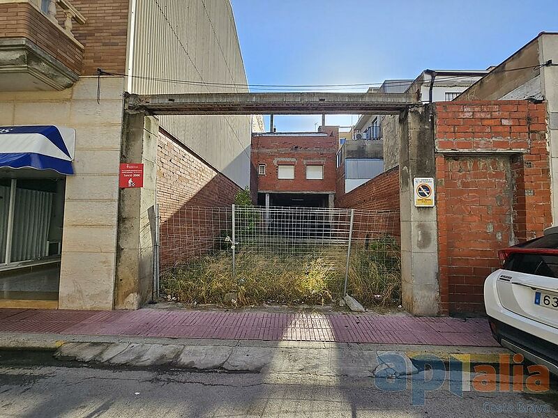 PARCEL-LA EDIFICABLE I GRAN MAGATZEN A LA ZONA DE L'AVINGUDA CATALUNYA