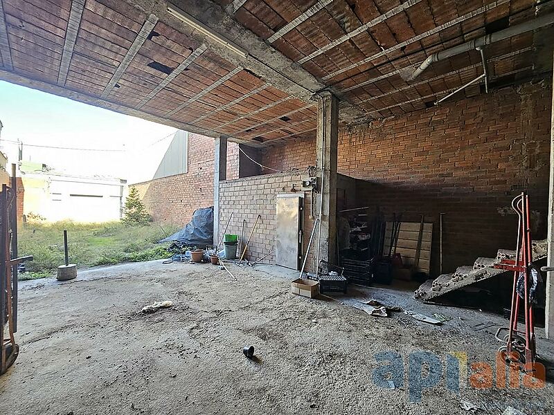 PARCEL-LA EDIFICABLE I GRAN MAGATZEN A LA ZONA DE L'AVINGUDA CATALUNYA