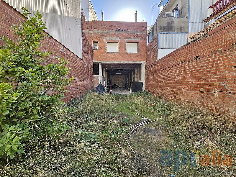 PARCEL-LA EDIFICABLE I GRAN MAGATZEN A LA ZONA DE L'AVINGUDA CATALUNYA